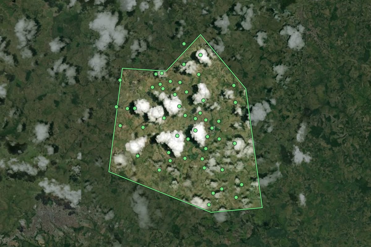 Imagem de satélite de Dom Macedo Costa (BA), com o contorno do município e a posição dos imóveis desta página.