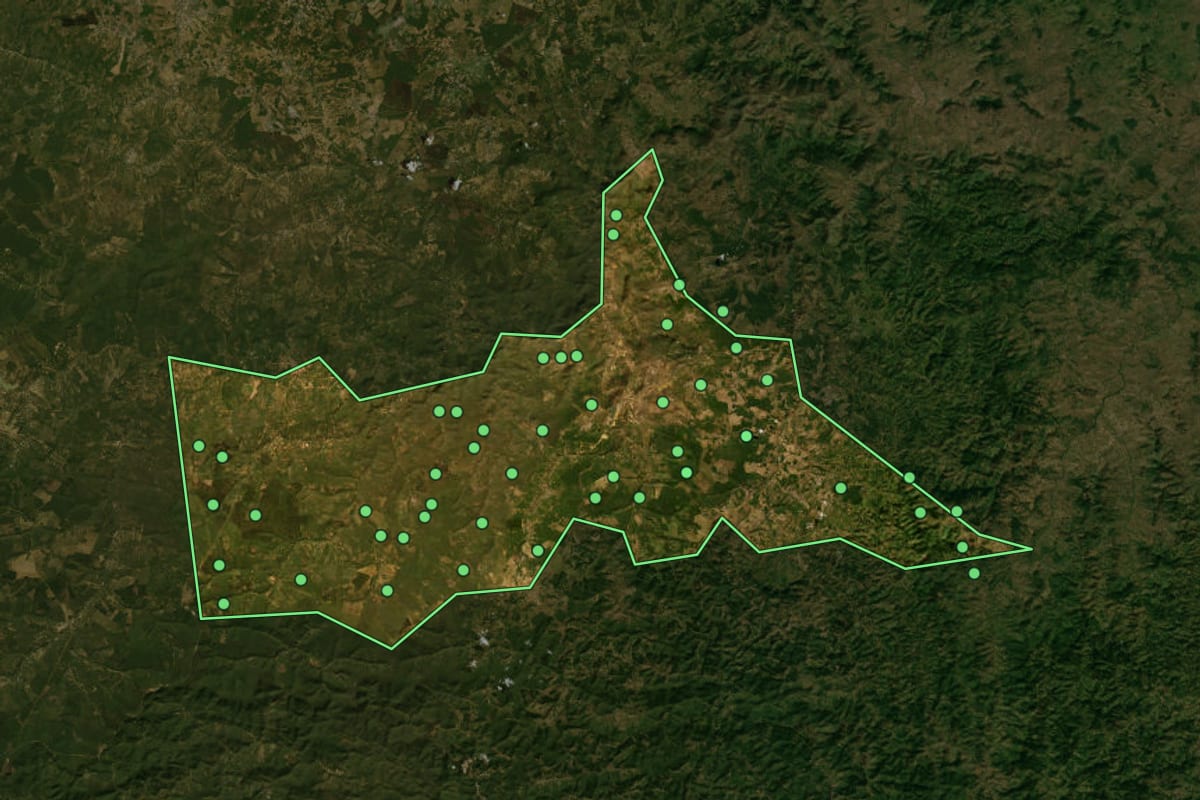 Imagem de satélite de Encruzilhada (BA), com o contorno do município e a posição dos imóveis desta página.