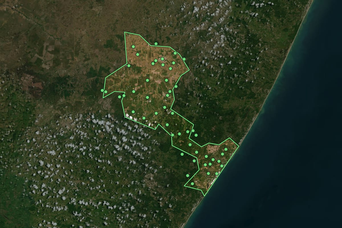 Imagem de satélite de Entre Rios (BA), com o contorno do município e a posição dos imóveis desta página.