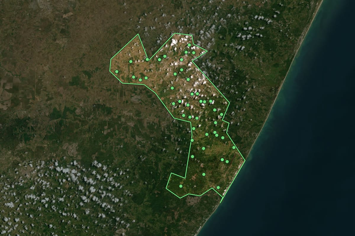 Imagem de satélite de Esplanada (BA), com o contorno do município e a posição dos imóveis desta página.