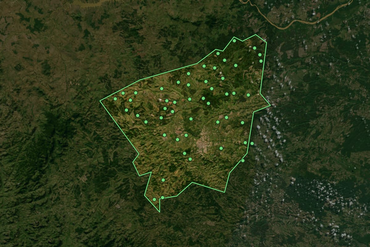 Imagem de satélite de Eunápolis (BA), com o contorno do município e a posição dos imóveis desta página.