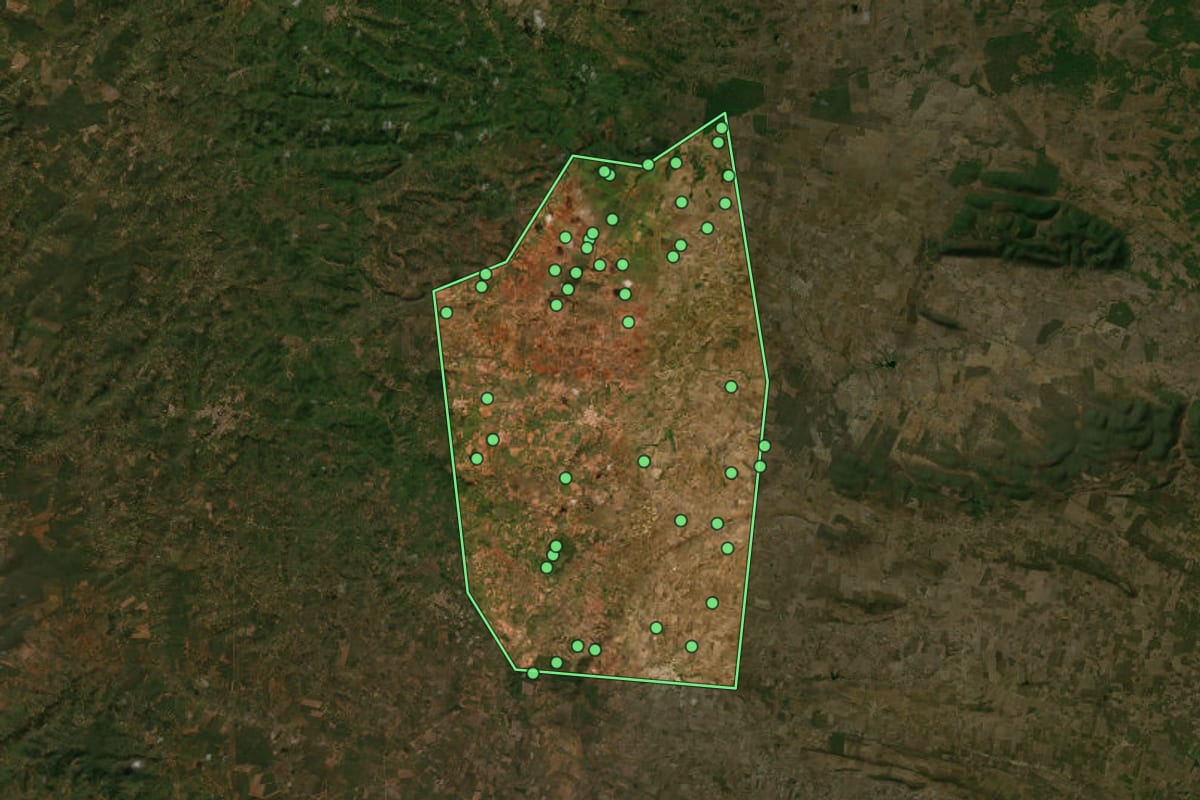 Imagem de satélite de Fátima (BA), com o contorno do município e a posição dos imóveis desta página.