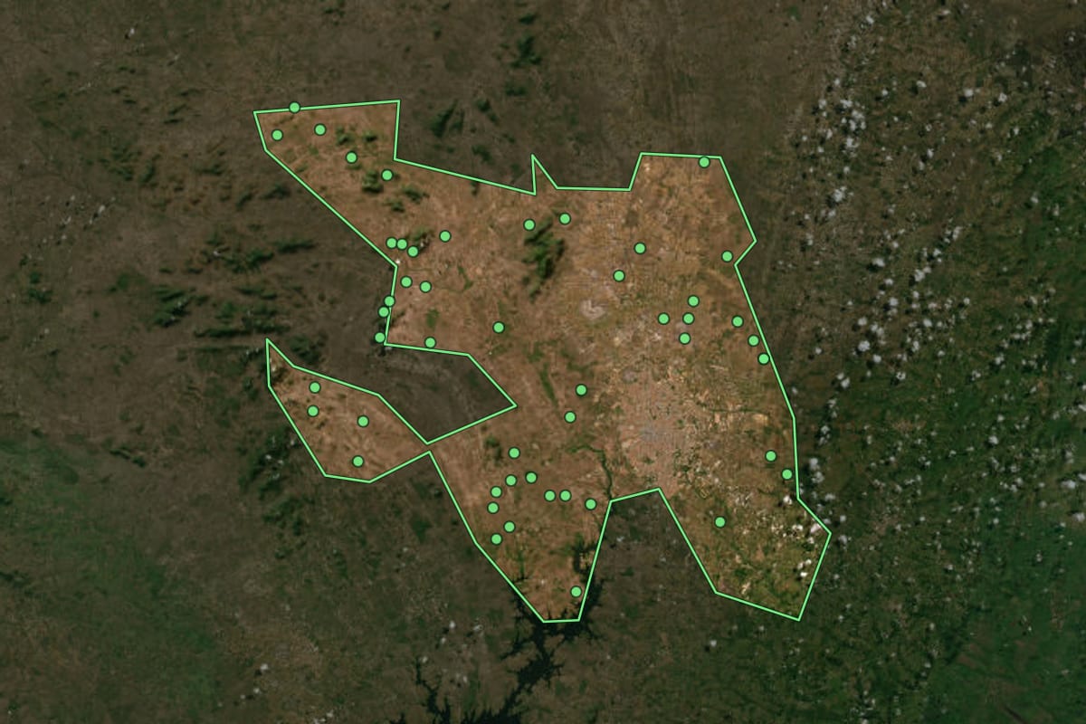 Imagem de satélite de Feira de Santana (BA), com o contorno do município e a posição dos imóveis desta página.