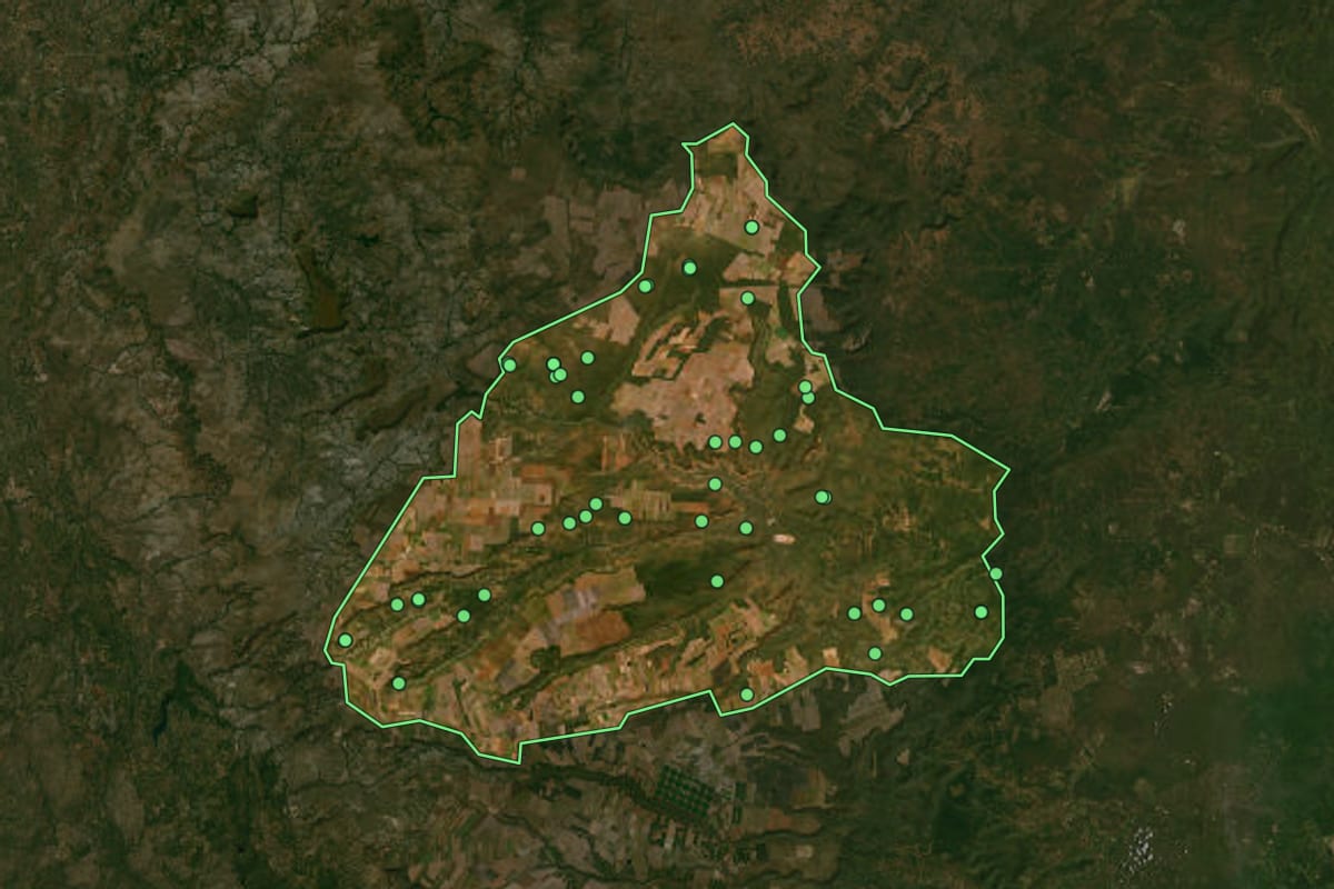 Imagem de satélite de Formosa do Rio Preto (BA), com o contorno do município e a posição dos imóveis desta página.