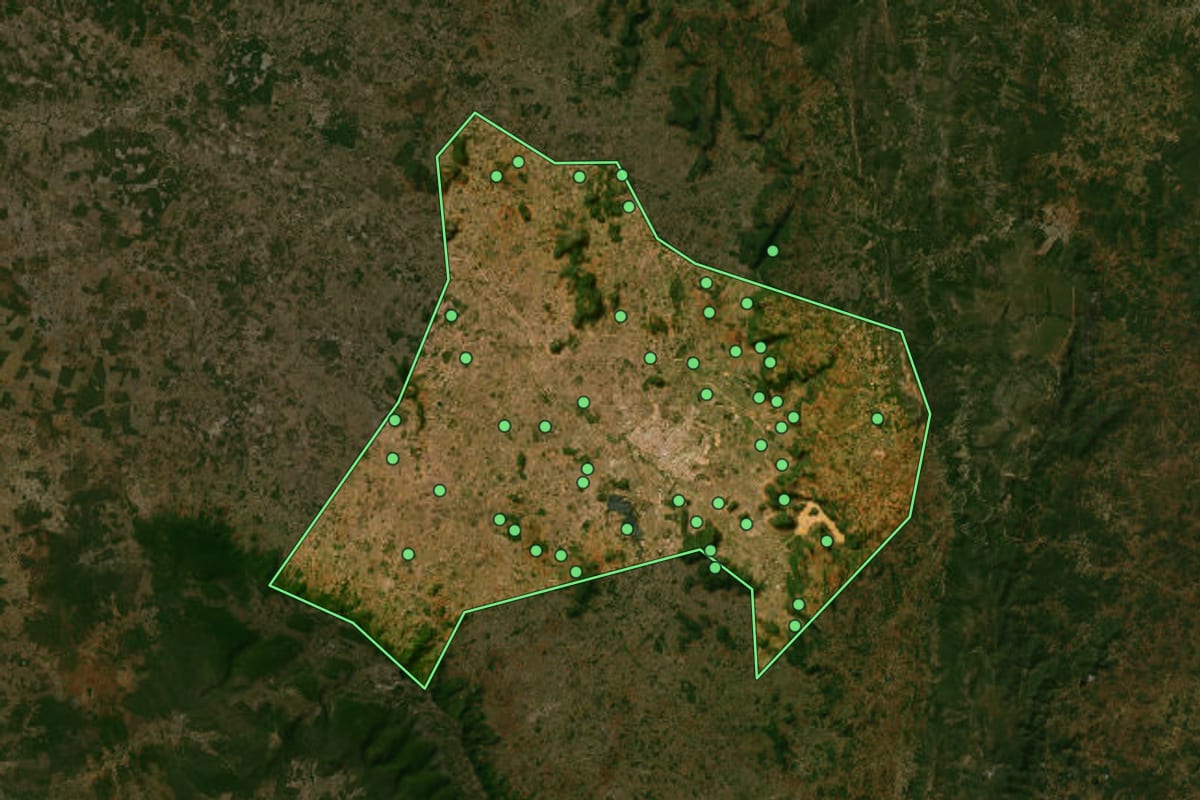 Imagem de satélite de Guanambi (BA), com o contorno do município e a posição dos imóveis desta página.