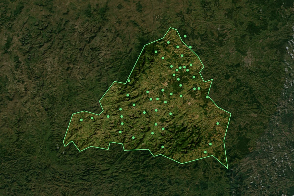 Imagem de satélite de Guaratinga (BA), com o contorno do município e a posição dos imóveis desta página.