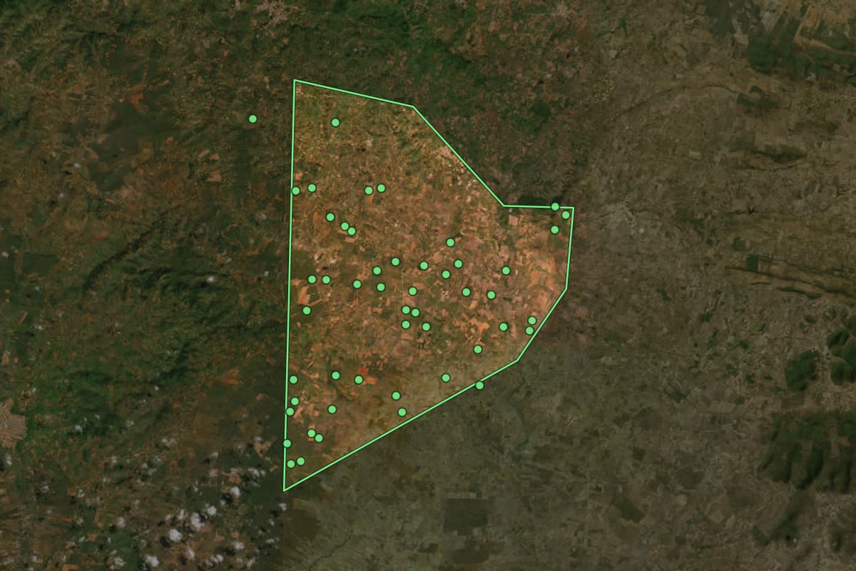 Imagem de satélite de Heliópolis (BA), com o contorno do município e a posição dos imóveis desta página.