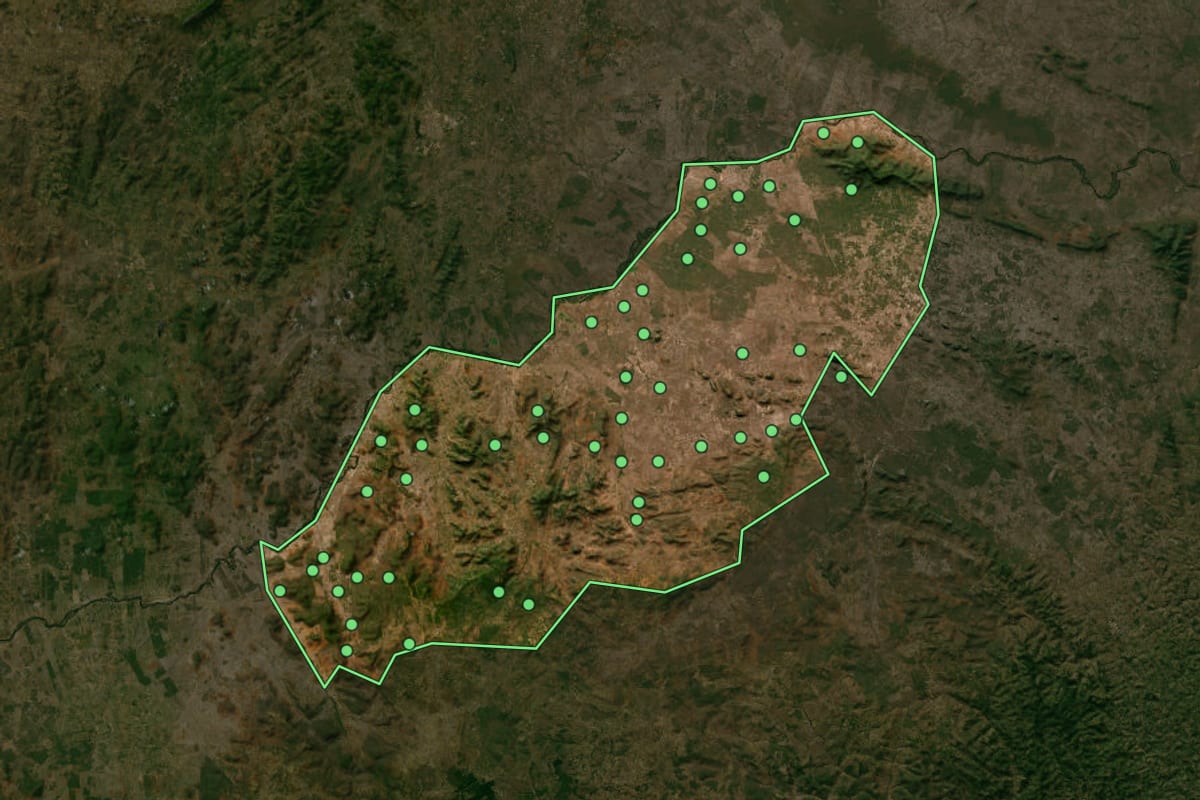 Imagem de satélite de Iaçu (BA), com o contorno do município e a posição dos imóveis desta página.