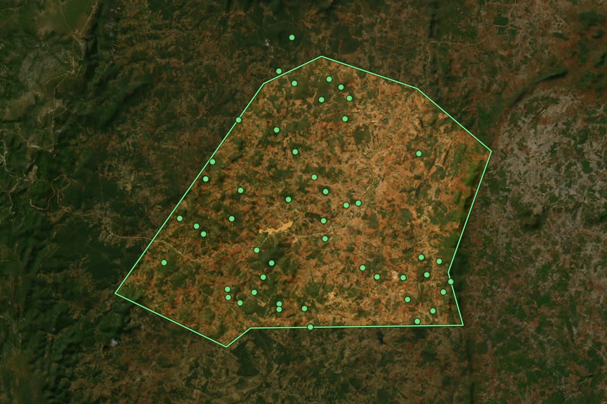 Imagem de satélite de Ibiassucê (BA), com o contorno do município e a posição dos imóveis desta página.