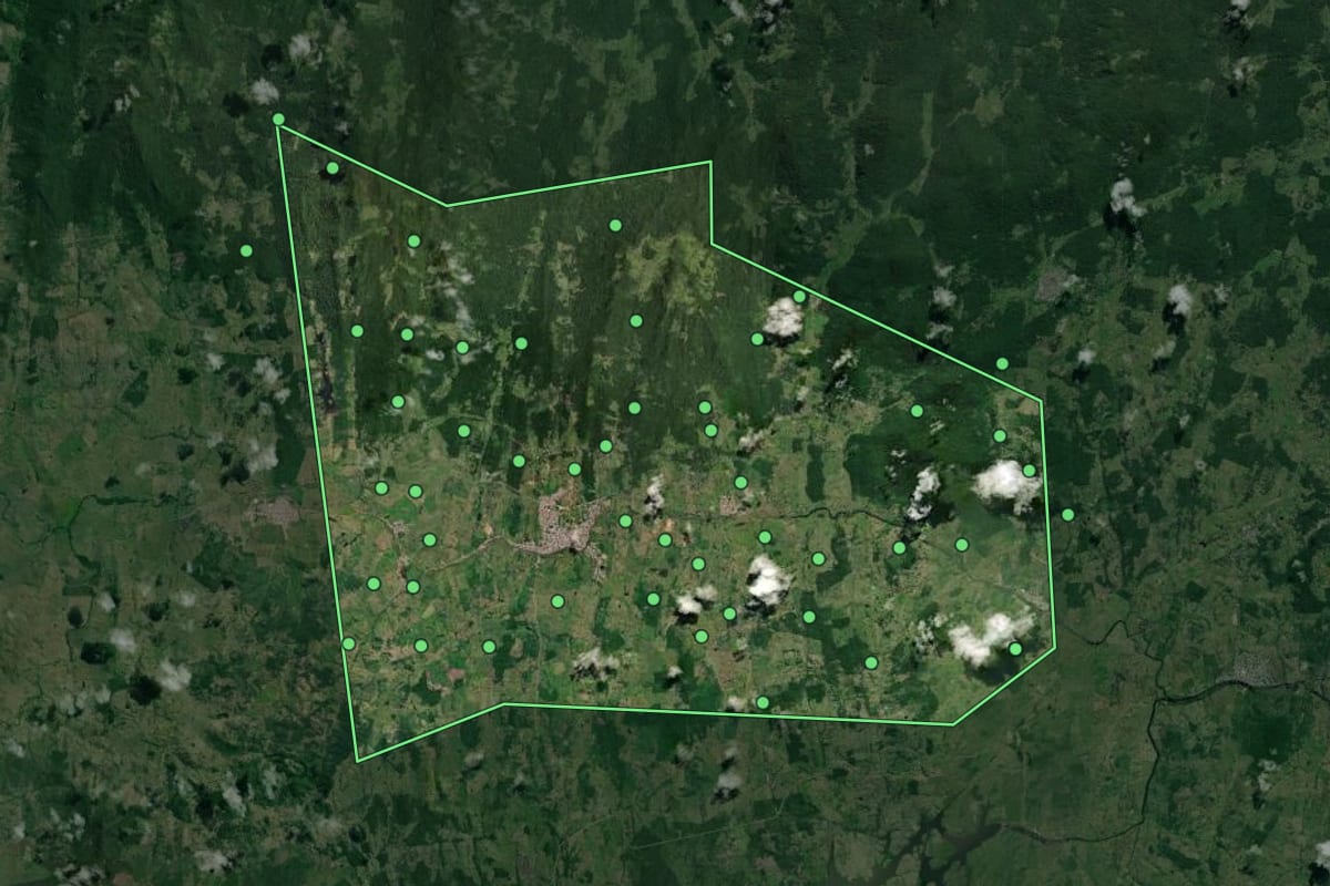 Imagem de satélite de Ibicaraí (BA), com o contorno do município e a posição dos imóveis desta página.