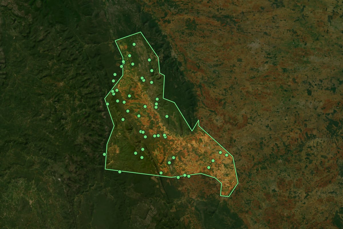 Imagem de satélite de Ibipeba (BA), com o contorno do município e a posição dos imóveis desta página.