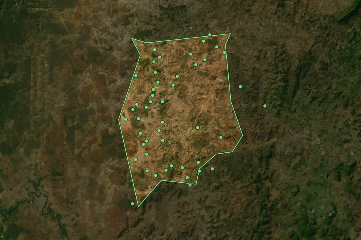 Imagem de satélite de Ibiquera (BA), com o contorno do município e a posição dos imóveis desta página.