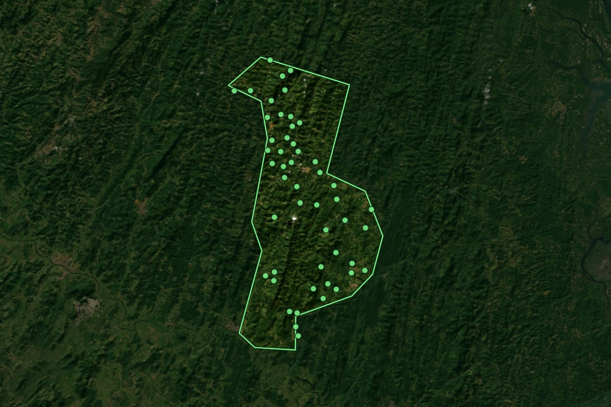 Imagem de satélite de Ibirapitanga (BA), com o contorno do município e a posição dos imóveis desta página.