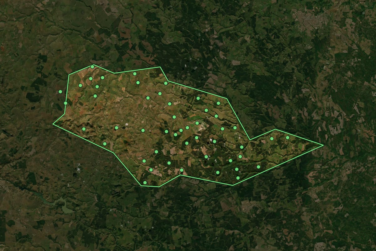 Imagem de satélite de Ibirapuã (BA), com o contorno do município e a posição dos imóveis desta página.