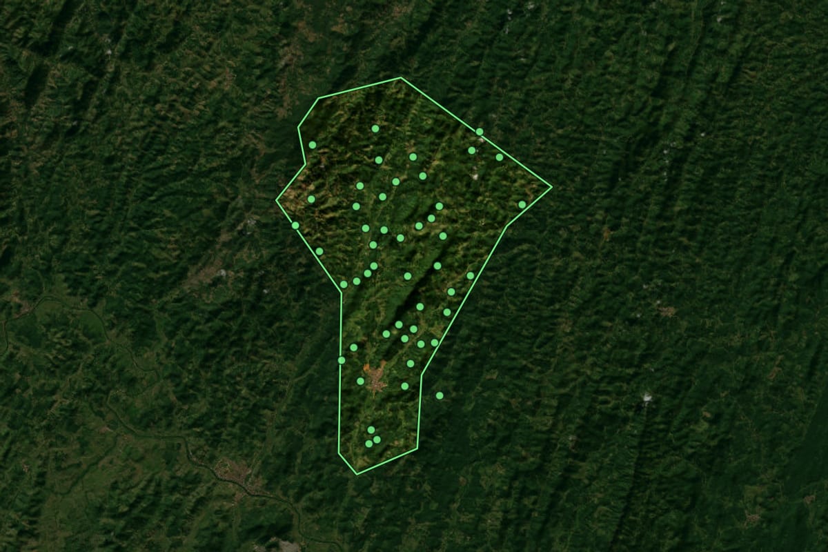 Imagem de satélite de Ibirataia (BA), com o contorno do município e a posição dos imóveis desta página.
