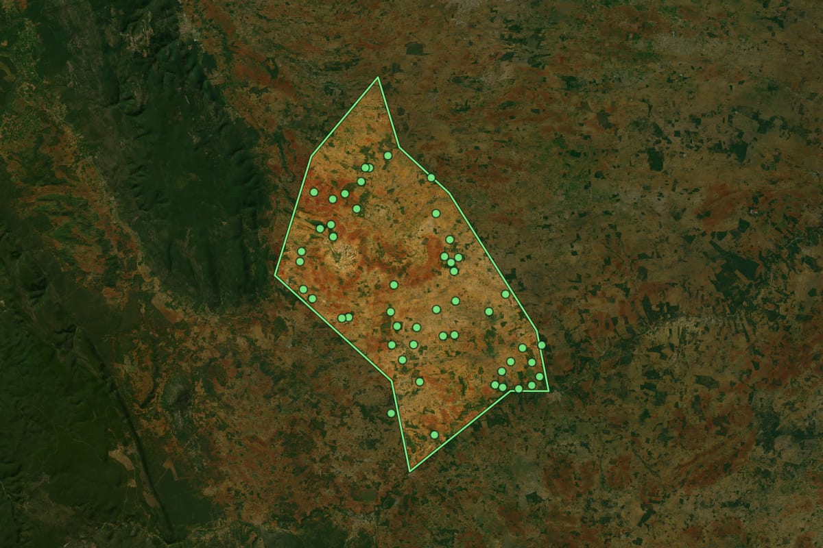 Imagem de satélite de Ibititá (BA), com o contorno do município e a posição dos imóveis desta página.