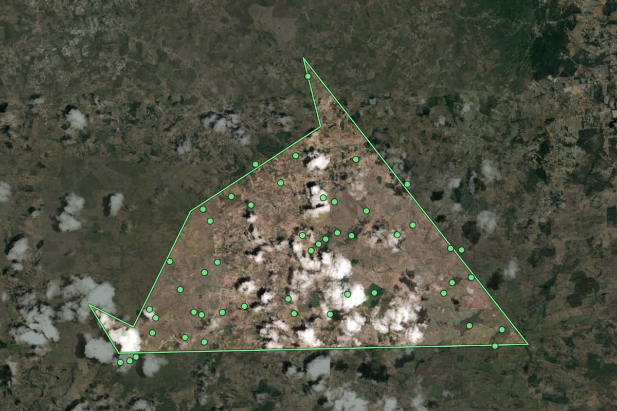 Imagem de satélite de Ichu (BA), com o contorno do município e a posição dos imóveis desta página.