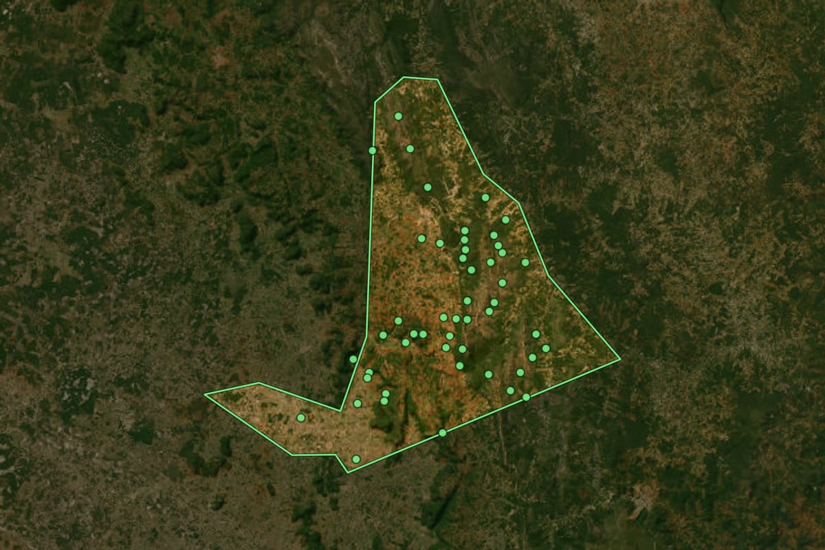 Imagem de satélite de Igaporã (BA), com o contorno do município e a posição dos imóveis desta página.