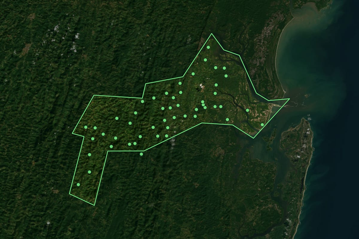 Imagem de satélite de Igrapiúna (BA), com o contorno do município e a posição dos imóveis desta página.