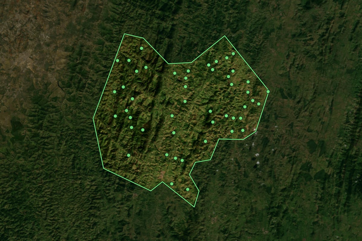 Imagem de satélite de Iguaí (BA), com o contorno do município e a posição dos imóveis desta página.