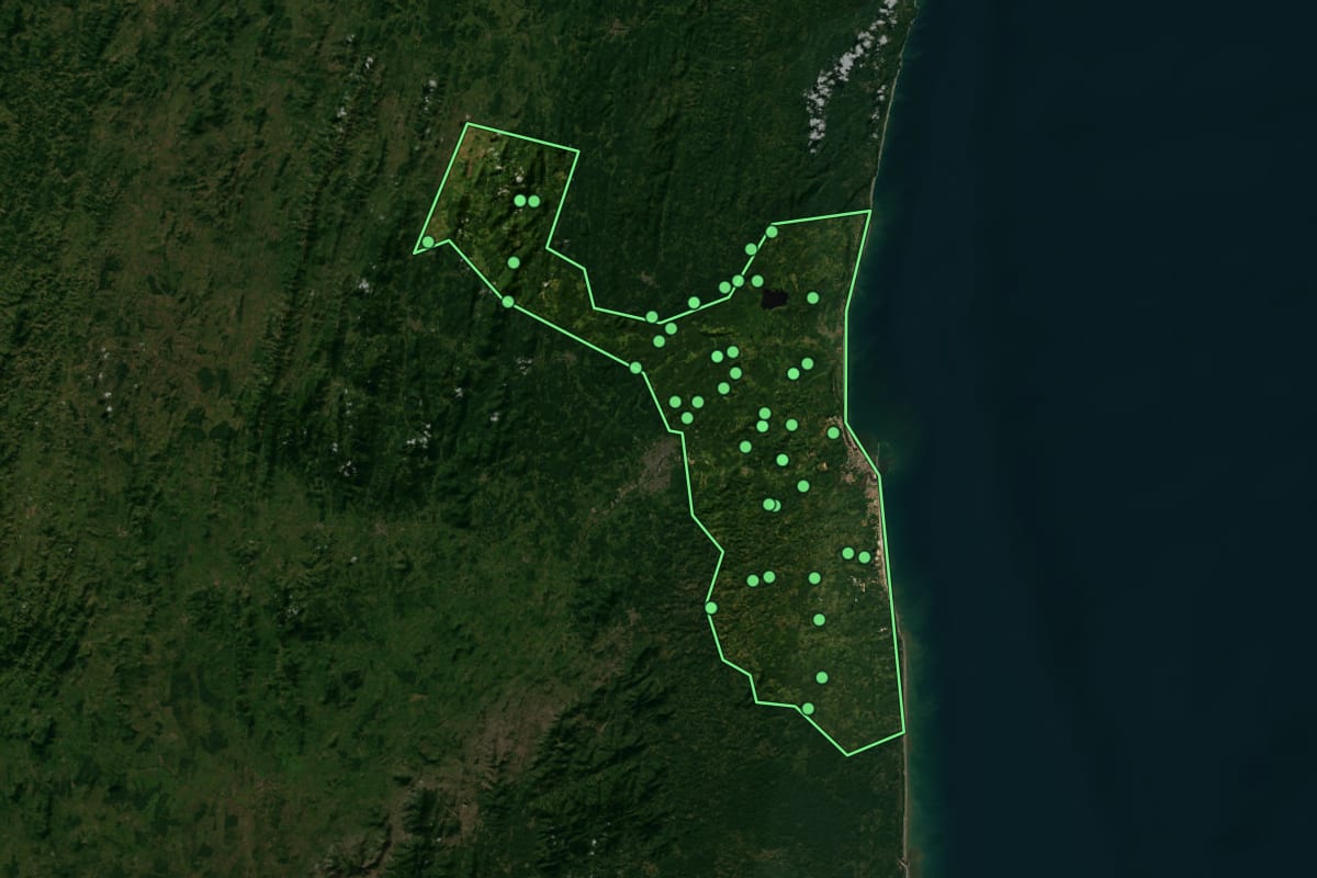 Imagem de satélite de Ilhéus (BA), com o contorno do município e a posição dos imóveis desta página.