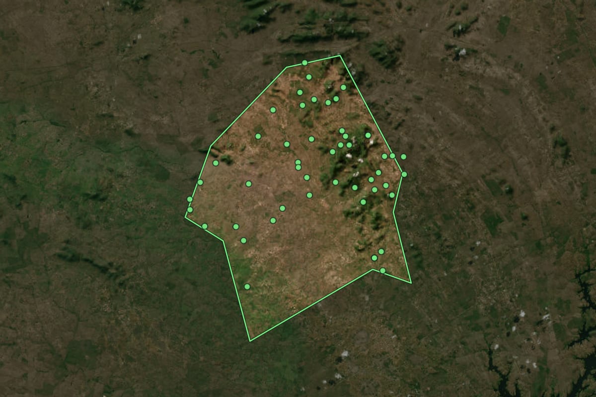 Imagem de satélite de Ipecaetá (BA), com o contorno do município e a posição dos imóveis desta página.