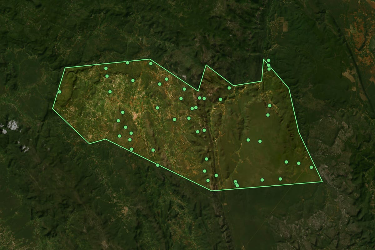 Imagem de satélite de Ipupiara (BA), com o contorno do município e a posição dos imóveis desta página.