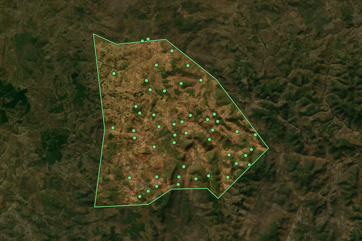 Imagem de satélite de Irajuba (BA), com o contorno do município e a posição dos imóveis desta página.