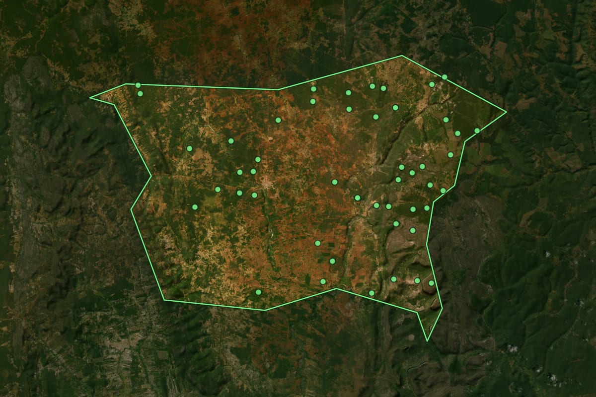 Imagem de satélite de Iraquara (BA), com o contorno do município e a posição dos imóveis desta página.