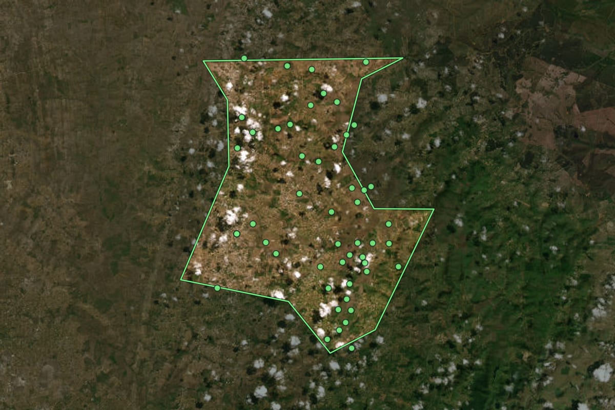 Imagem de satélite de Irará (BA), com o contorno do município e a posição dos imóveis desta página.
