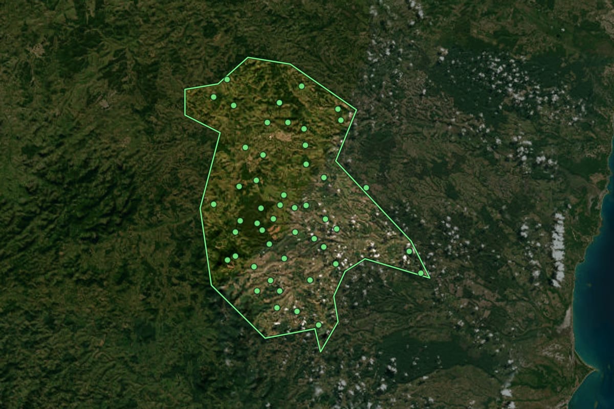 Imagem de satélite de Itabela (BA), com o contorno do município e a posição dos imóveis desta página.