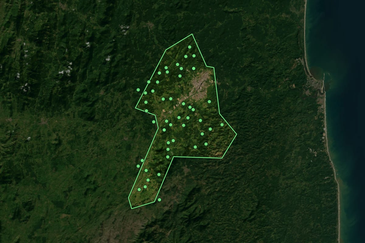 Imagem de satélite de Itabuna (BA), com o contorno do município e a posição dos imóveis desta página.