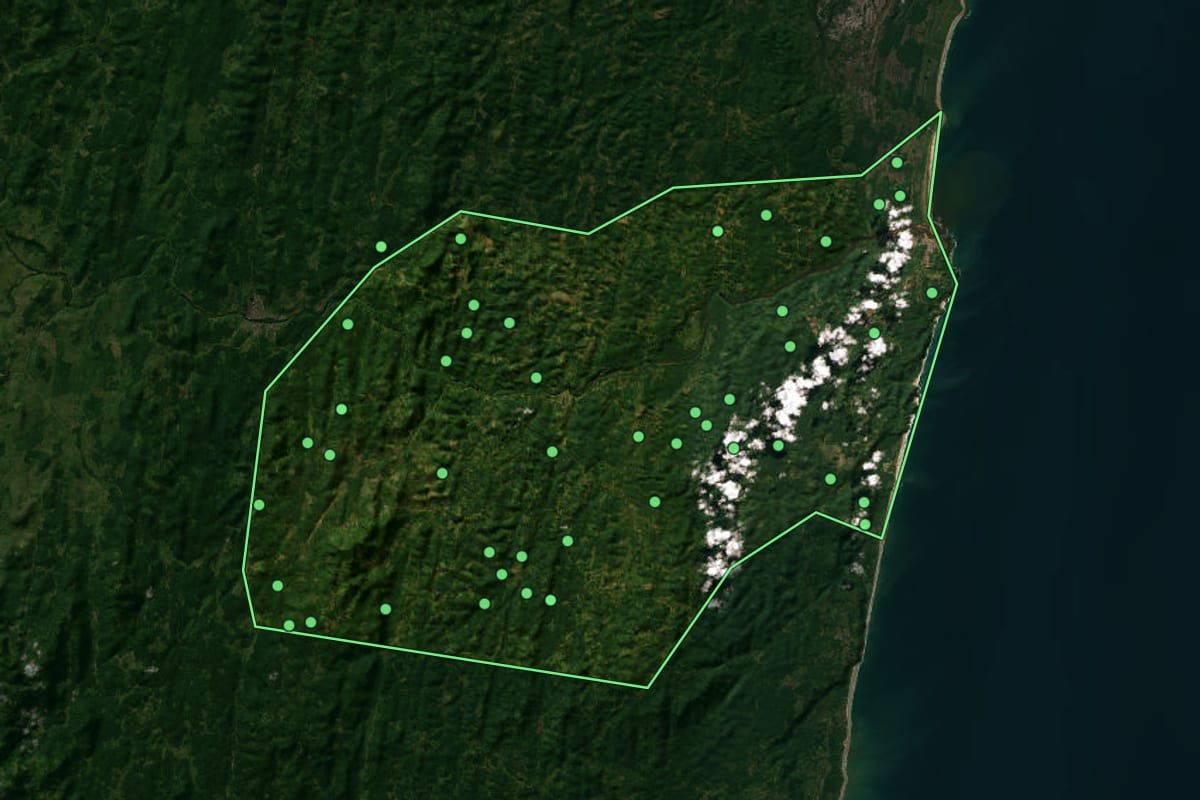 Imagem de satélite de Itacaré (BA), com o contorno do município e a posição dos imóveis desta página.