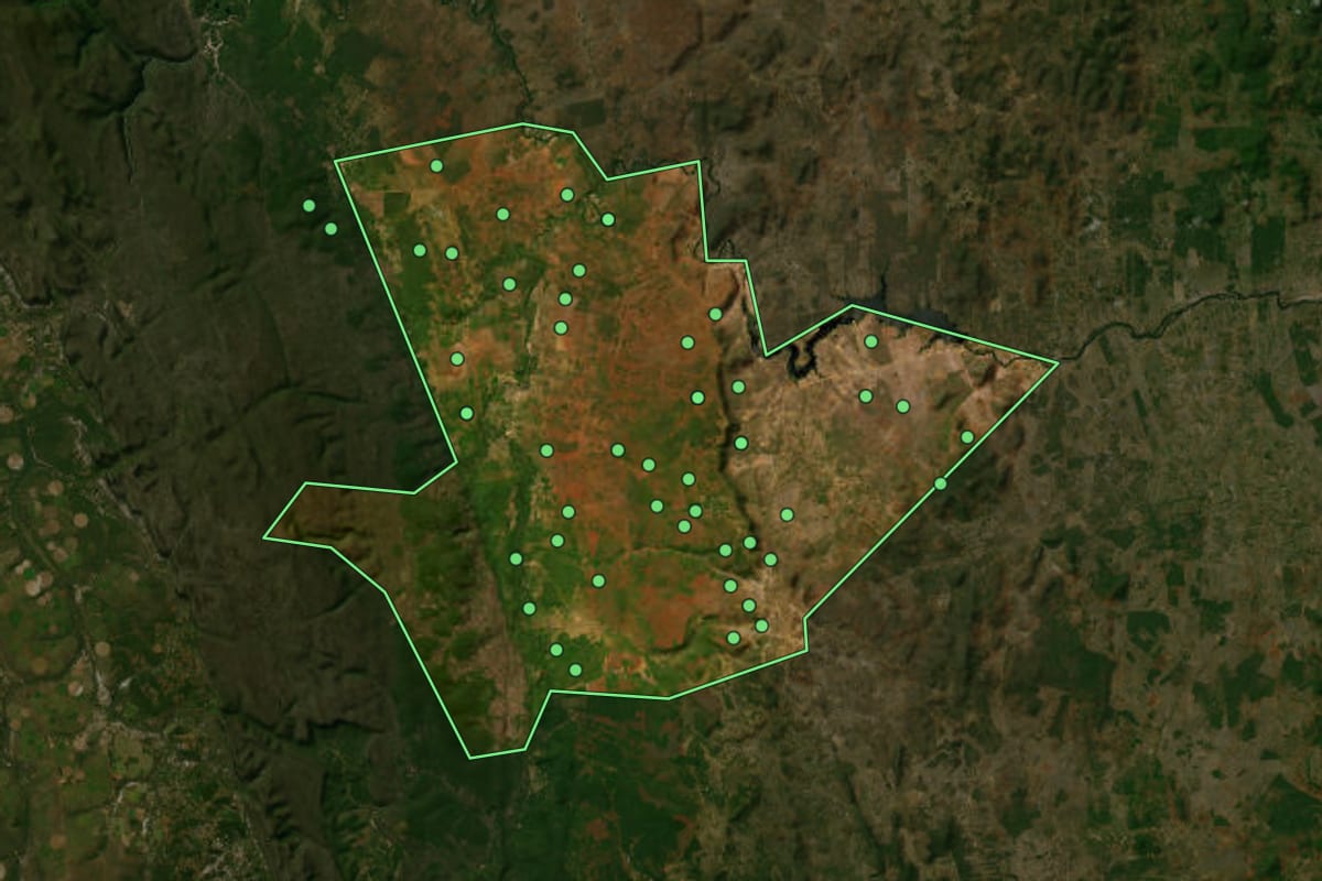 Imagem de satélite de Itaeté (BA), com o contorno do município e a posição dos imóveis desta página.