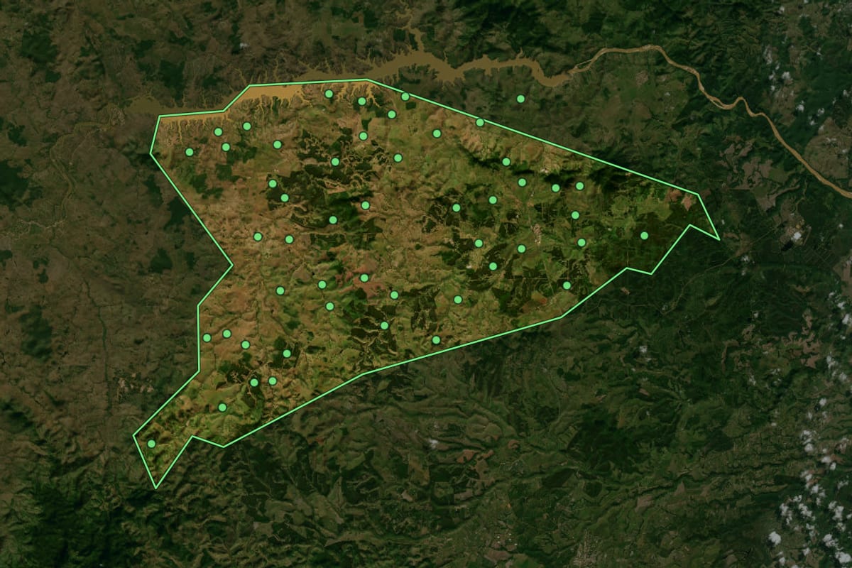 Imagem de satélite de Itagimirim (BA), com o contorno do município e a posição dos imóveis desta página.