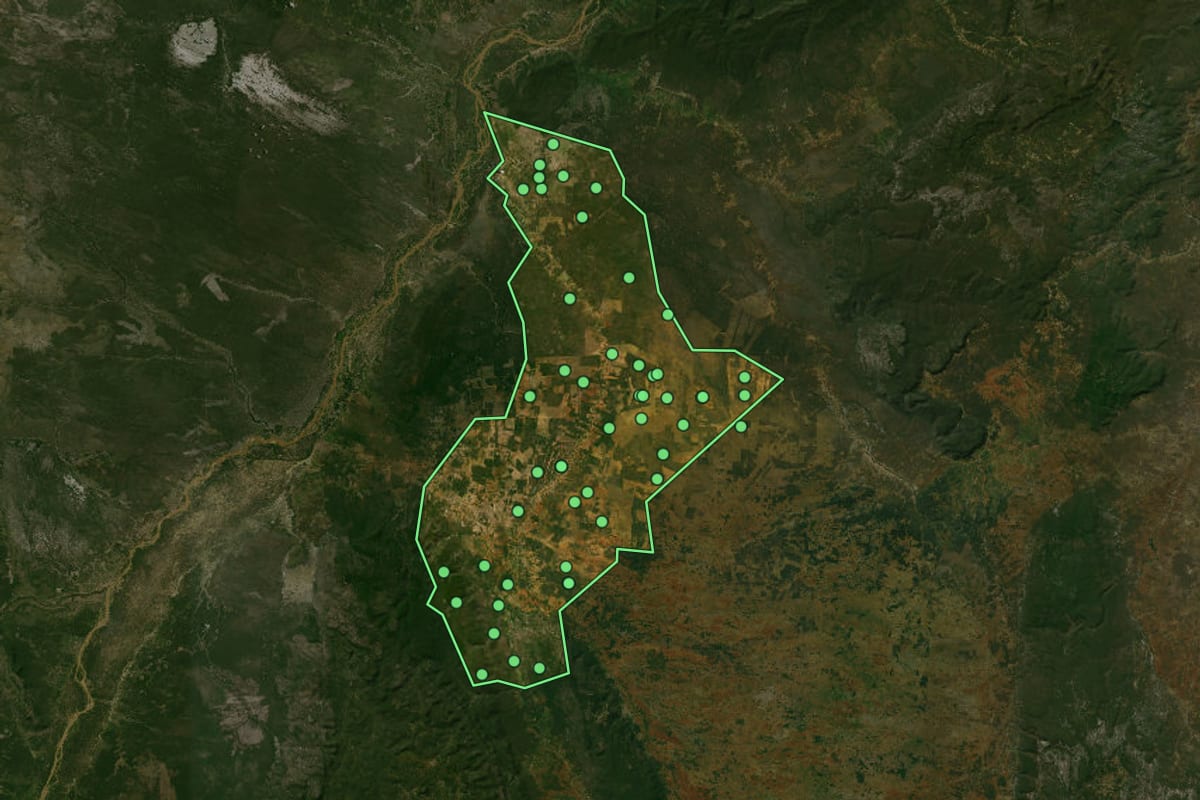 Imagem de satélite de Itaguaçu da Bahia (BA), com o contorno do município e a posição dos imóveis desta página.