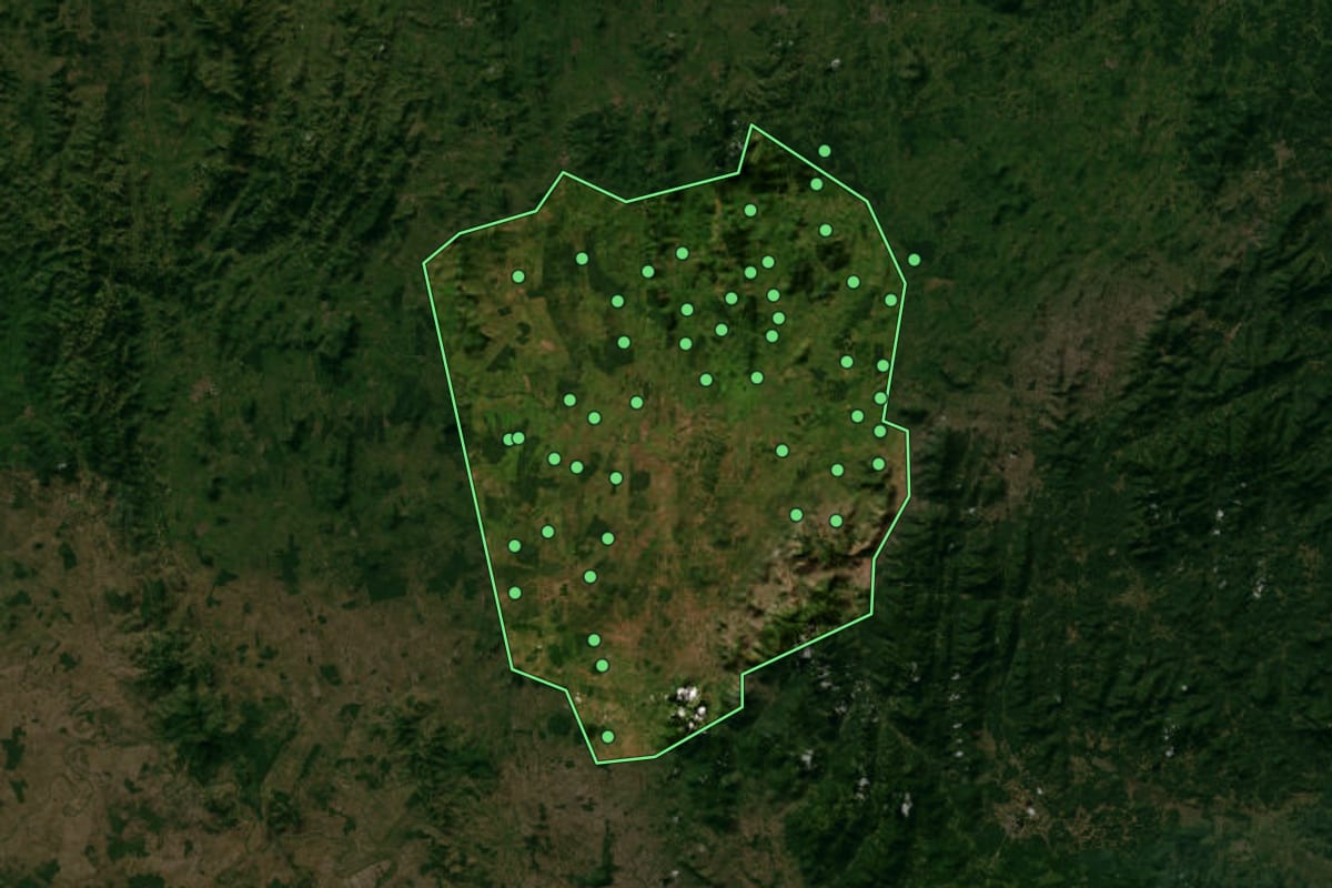 Imagem de satélite de Itaju do Colônia (BA), com o contorno do município e a posição dos imóveis desta página.