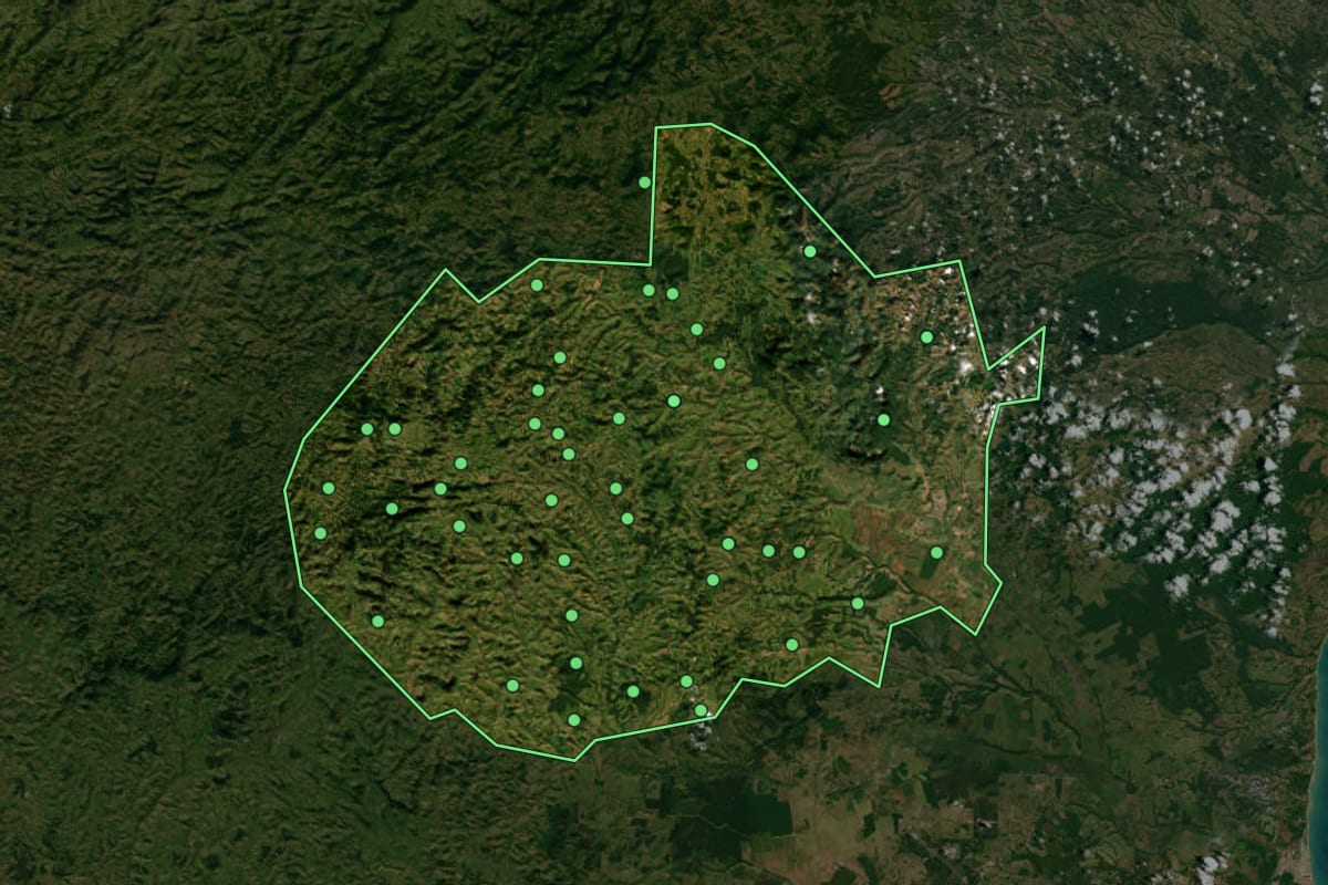 Imagem de satélite de Itamaraju (BA), com o contorno do município e a posição dos imóveis desta página.