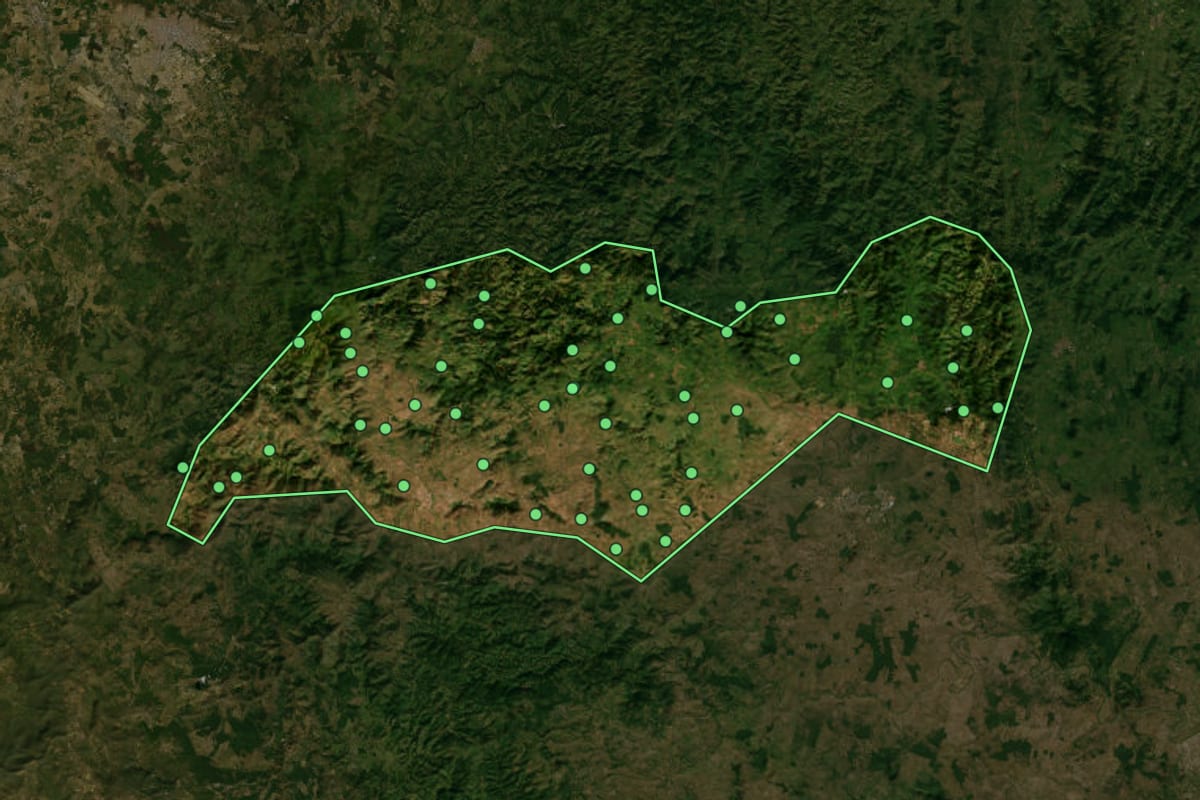 Imagem de satélite de Itambé (BA), com o contorno do município e a posição dos imóveis desta página.