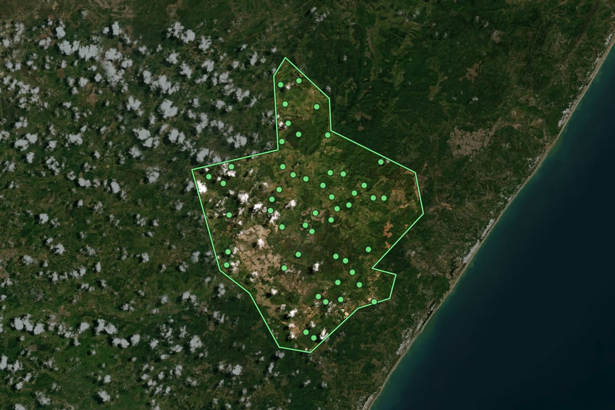 Imagem de satélite de Itanagra (BA), com o contorno do município e a posição dos imóveis desta página.