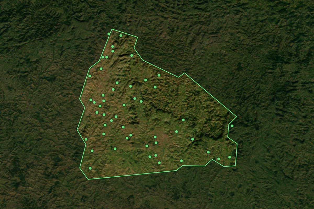 Imagem de satélite de Itanhém (BA), com o contorno do município e a posição dos imóveis desta página.