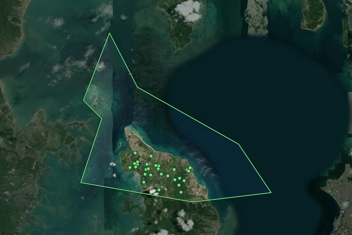 Imagem de satélite de Itaparica (BA), com o contorno do município e a posição dos imóveis desta página.