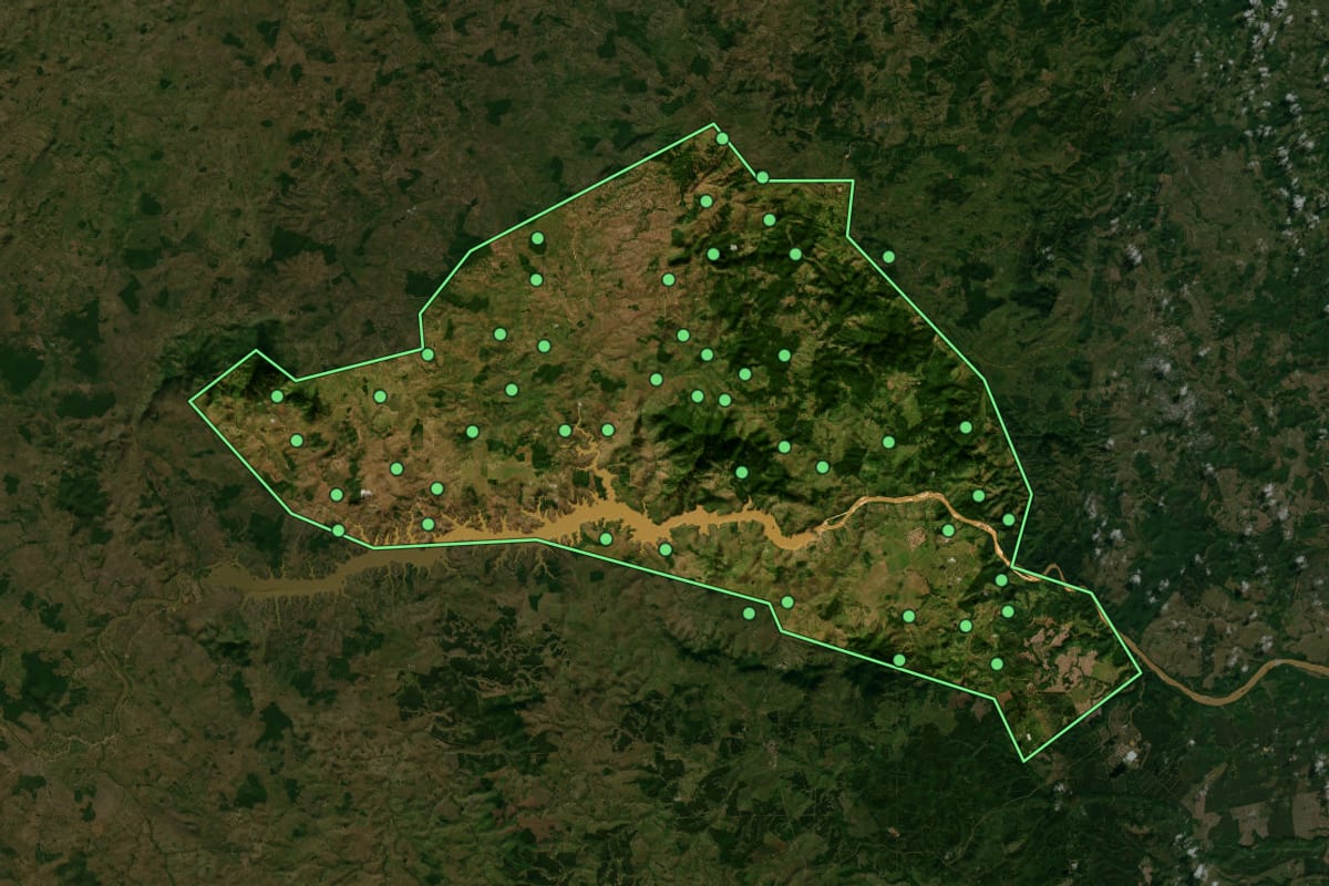 Imagem de satélite de Itapebi (BA), com o contorno do município e a posição dos imóveis desta página.
