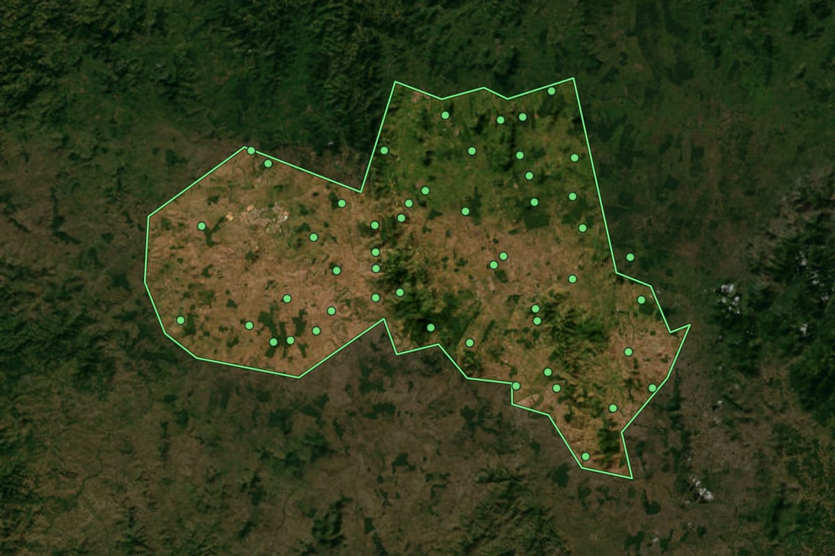 Imagem de satélite de Itapetinga (BA), com o contorno do município e a posição dos imóveis desta página.