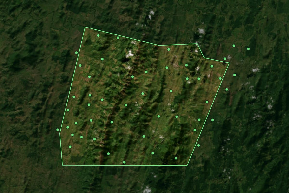 Imagem de satélite de Itapitanga (BA), com o contorno do município e a posição dos imóveis desta página.
