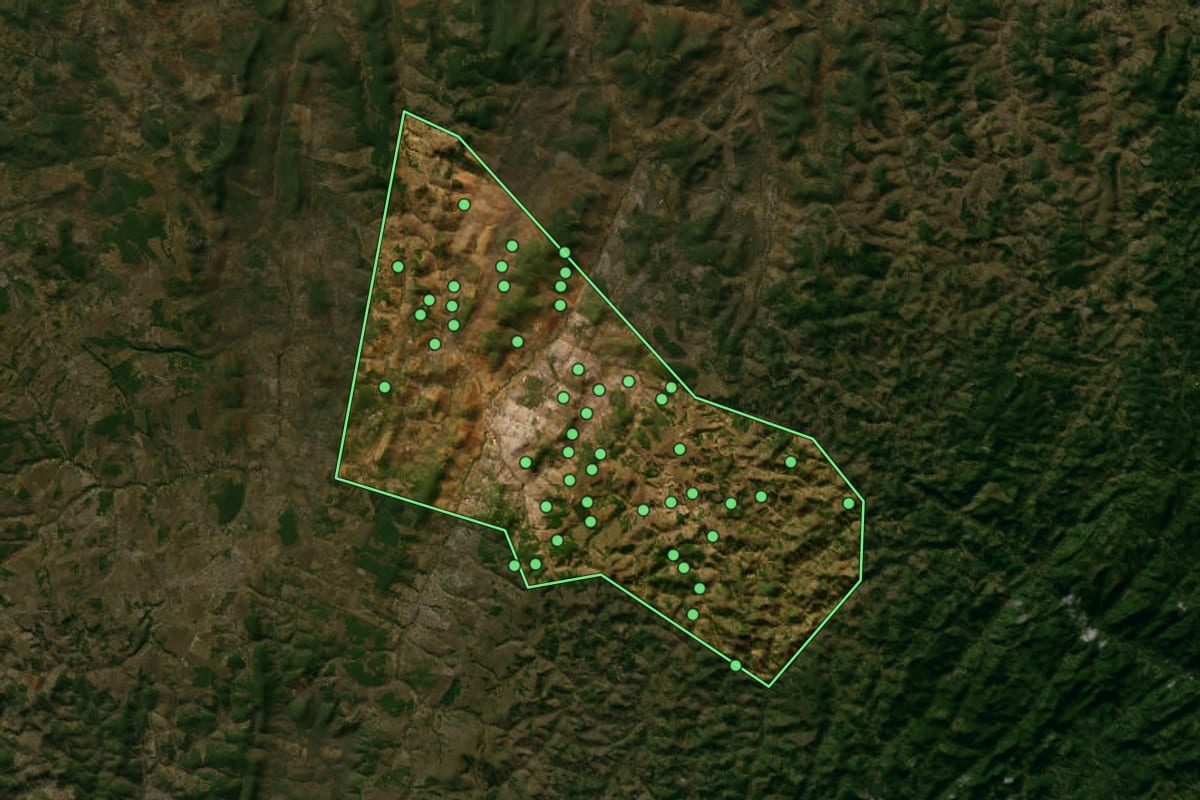 Imagem de satélite de Itaquara (BA), com o contorno do município e a posição dos imóveis desta página.