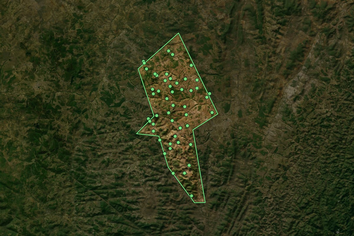 Imagem de satélite de Itiruçu (BA), com o contorno do município e a posição dos imóveis desta página.