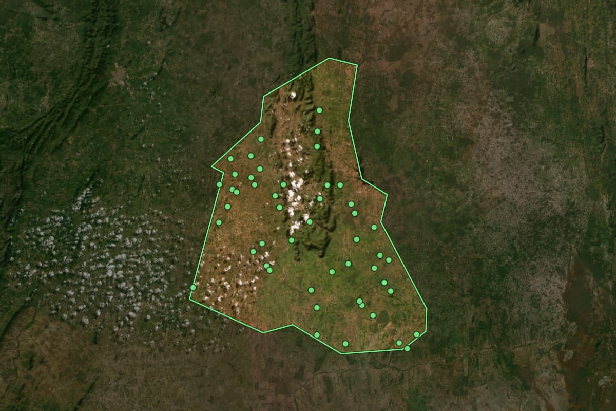 Imagem de satélite de Itiúba (BA), com o contorno do município e a posição dos imóveis desta página.