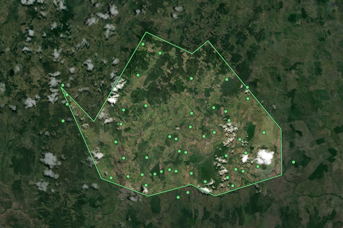 Imagem de satélite de Itororó (BA), com o contorno do município e a posição dos imóveis desta página.