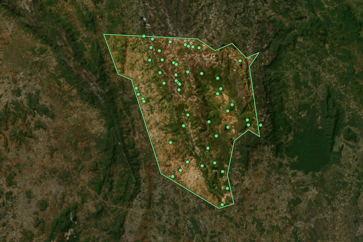 Imagem de satélite de Ituaçu (BA), com o contorno do município e a posição dos imóveis desta página.